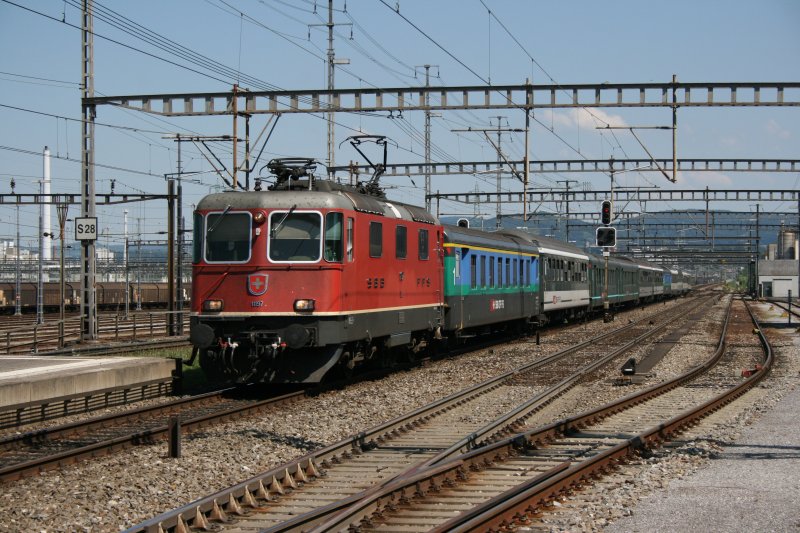 Mit einer bunt gemischten Komposition ist die Re 4/4 II 11197 am 21.6.2008 unterwegs nach Basel. Aufnahme bei Muttenz.