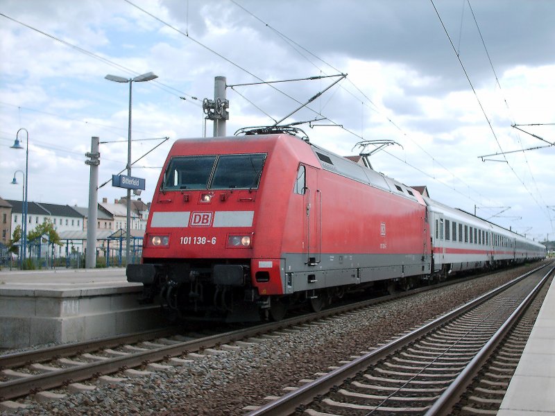 Mit ca. 20 Minuten Versptung zog am 30.06.2007  101 138-6 den IC 2457  Strelasund  aus dem Bahnhof Bitterfeld.