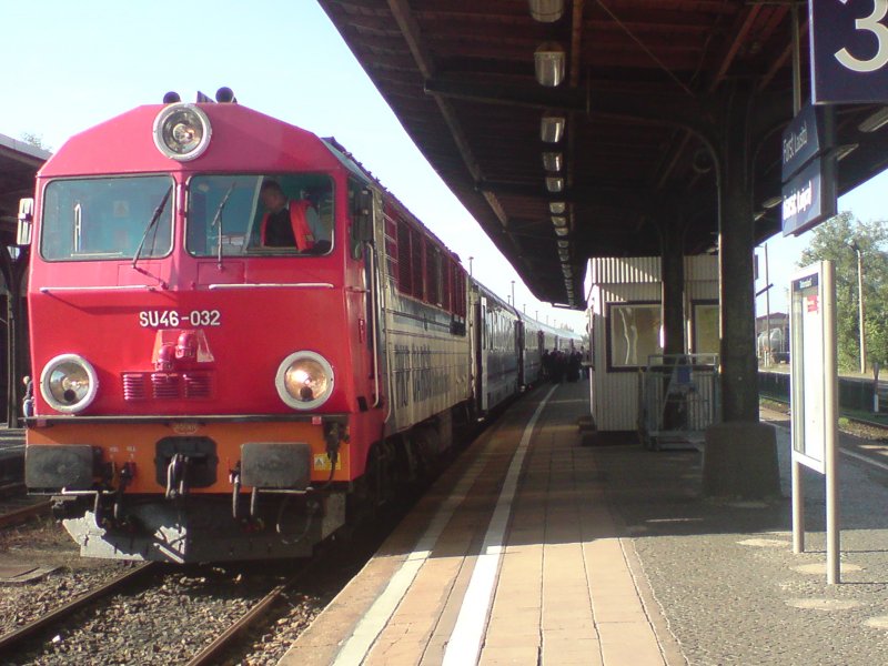 Mit ca. 30 Minuten Versptung trifft SU46-032 mit EC241 in Forst(Lausitz) ein. Die Versptung ist auf technische Probleme des polnischen Triebfahrzeuges whrend der Fahrt auf dem Abschnitt Cottbus-Forst(Lausitz) zurckzufhren.
Forst(Lausitz) 20.10.2008