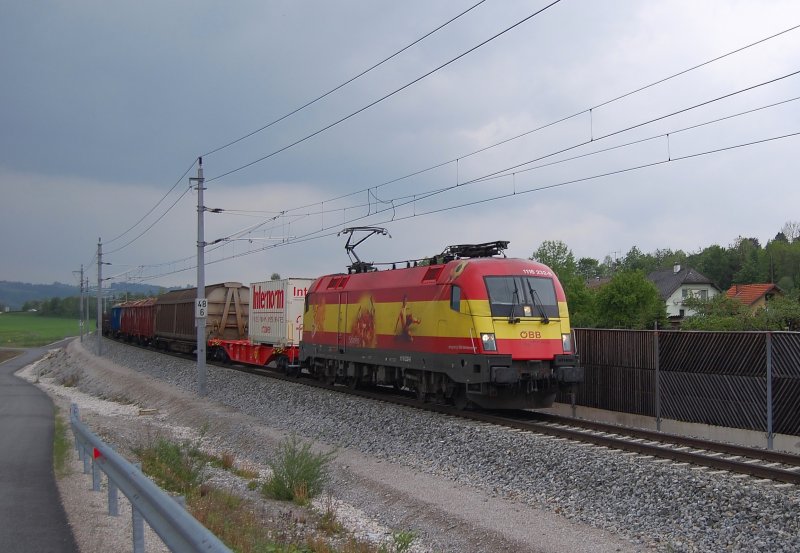 Mit dem 54685 am Haken hat die
1116 232 am 04.05.2009 den
Bahnhof Kirchdorf/Kr. fast erreicht.