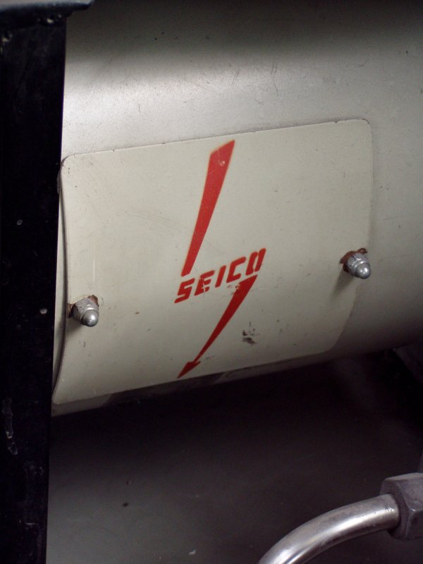 Mit dem absehbaren Ausscheiden der letzten Augsburger GT4 aus dem Plandienst wird auch dies nicht mehr erlebbar sein: die legend�ren SEICO-Heizl�fter. Im Winter meist zuverl�ssig bullernd, im Sommer durchaus mal als Ventilatoren die warme Luft im Fahrgastraum umherf�chelnd, geh�ren sie zur GT4 wie Sp�tzle zu Schwaben.
An dieser Stelle sei ein augenzwinkernd-ironischer Kommentar f�r alle Pufferknutscher angebracht:
Sind wir nicht alle ein bisschen ... SEICO?