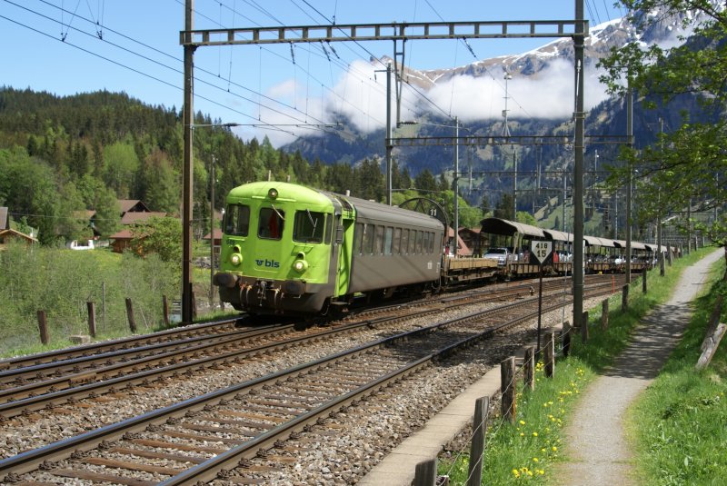 Mit dem BDt 949 verlsst am 16.5.09 ein Autozug Kandersteg.
