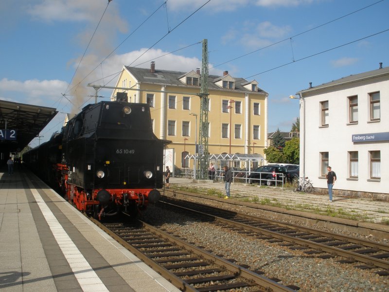 Mit dem Dampfsonderzug (BR 65 1049) von Chemnitz nach Pirna.Hier der Zwischenhalt in Freiberg,wo die Lok neues Wasser bekam.Am 26.09.09