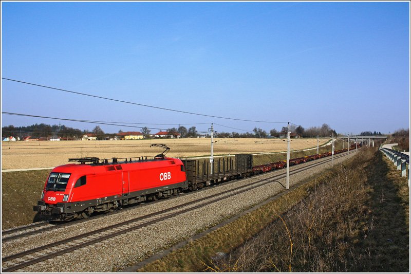Mit dem DG 44343 aus Wels kam die 1116 115 am 04. April 2009 bis nach Hegyeshalom und wurde bei der Fotostelle nahe Haag an der Neubaustrecke bildlich festgehalten.