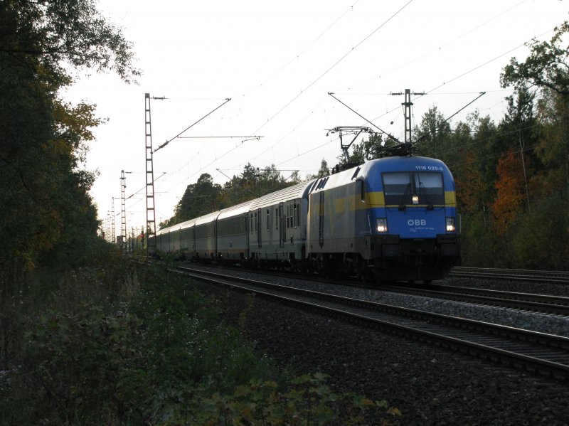 Mit dem EC 189 fuhr 1116 029 (EM Lok Schweden) wieder Richtung �sterreich. Aufgenommen am 7.10.2008 in Haar.