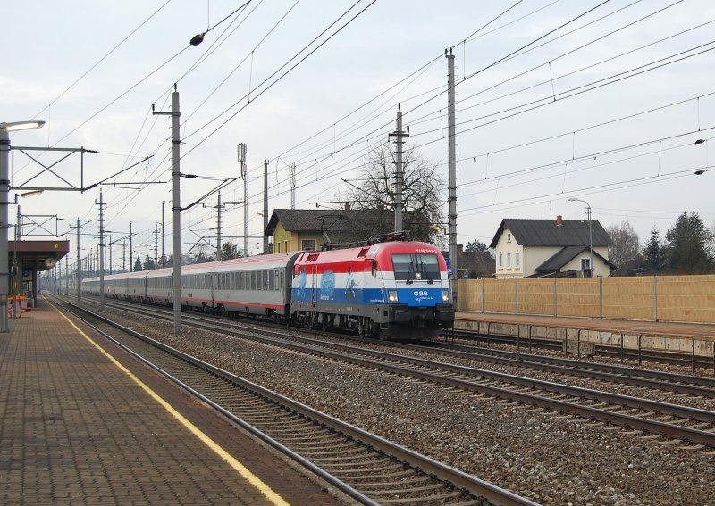 Mit dem EC 63 ist am 08.12.2008 die
1116 041  EM-Holland  in Marchtrenk
durchgefahren.
