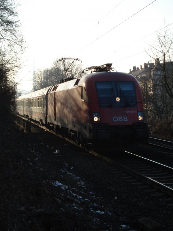 Mit dem EC 83 nach Verona Porta Nuova eilt 1116 281-5 am Nachmittag des 04.02.09 am Mnchner Nockherberg vorbei.