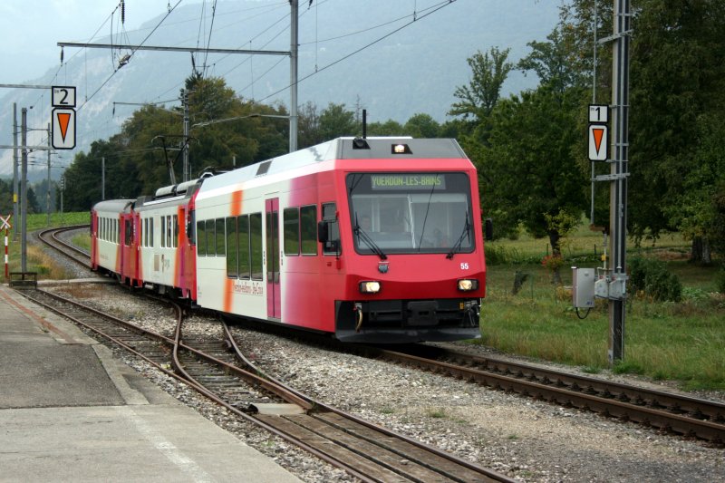 Mit dem erst wenige Monate alten Steuerwagen 55 voraus fhrt Zug 24 (Ste-Croix - Yverdon) am 17.9.2009 in den Bahnhof Essert-Sous-Champvent ein.