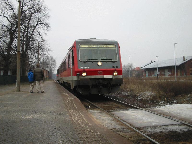 mit dem Fahrplanwechsel wurde so ziehmlich alles verndert was es zu verndern gibt.es gibt leider keine Lok bespannten Zge mehr auf der Grlitzer Bahn,keine 234/219/218 mehr :-( *schnief*
Diese Aufgaben mssen jetzt Triebwagen der Deutschen Bahn und von Connex bernehmen.hier zusehen ist ein Triebwagen der BR 628.
628 632-2 fhrt soeben mit ihrer RB aus Cottbus ein und wird anschliessend weiter nach Hoyerswerda/Sachsen fahren.