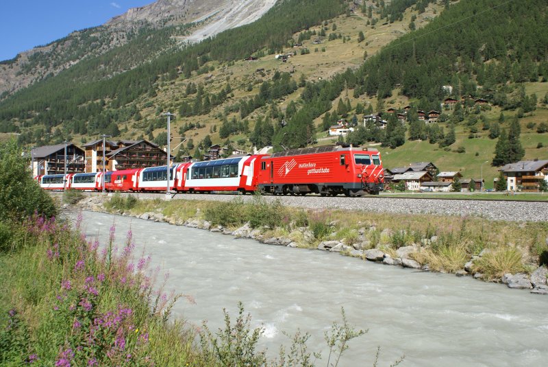 Mit dem Glacier Express 905 am Hacken fhrt die HGe 4/4 II 104 am 6.8.09 von Tsch Richtung Zermatt, hier ausgangs Tsch.