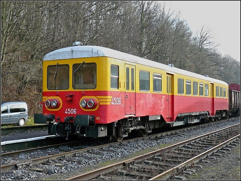 Mit dem historischen Triebzug 4506 werden jedes Wochenende Fahrten auf der schnen Museumsstrecke  Ligne du Bocq  angeboten. 07.12.08 (Hans)