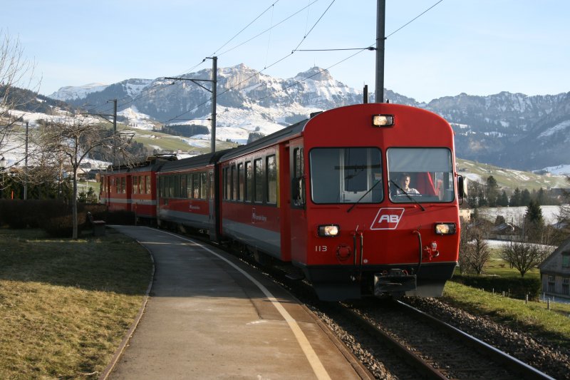 Mit dem Hohen Kasten im Hintergrund fhrt S11 244 mit ABt 113 und BDeh 4/4 11 am 29.12.2006 in die Haltestelle Hirschberg ein. 