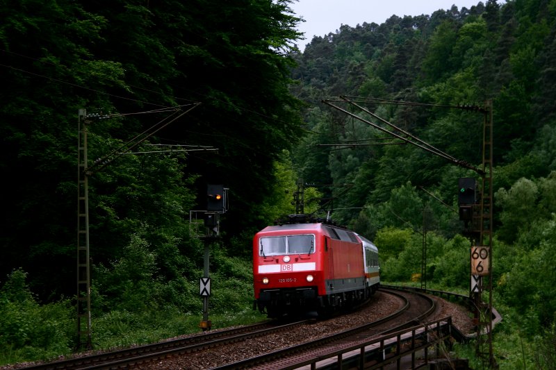 Mit dem IC 2054 von Frankfurt nach Saarbrcken ist 120 105 am 24.05.08 zwischen Weidenthal und Lambrecht unterwegs. Der nchste Halt des Zuges ist der Hauptbahnhof von Kaiserslautern.
