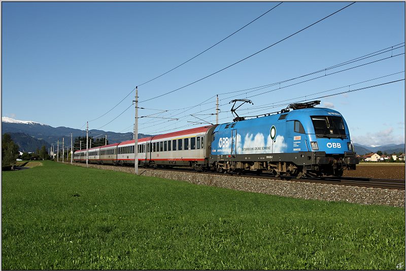 Mit dem IC 534  �sterreichischer St�dtebund  f�hrt 1016 023 Kyoto von Villach nach Wien.
Lind bei Zeltweg 05.09.2009
