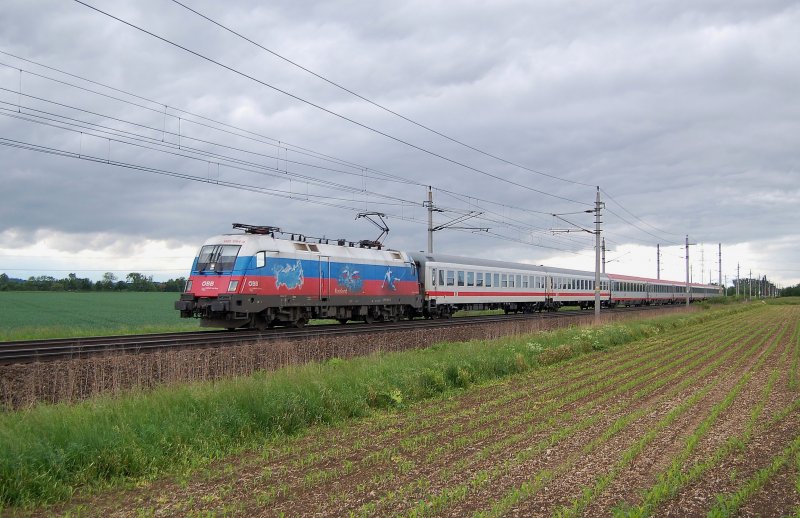 Mit dem IC 65 von M�nchen nach Wien
war am 16.05.2009 die 1116 084
 EM-Russland  bei Oftering unterwegs.
