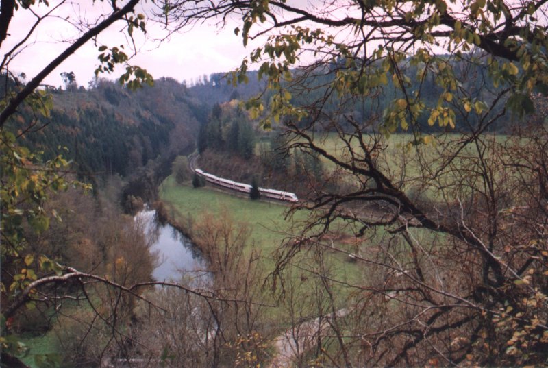 Mit dem ICE-3 unterwegs durch das Neckartal, hier ein Blick von der Neckarburg hinab auf die Szene. Der Blick geht nach Sden, und bis Rottweil sind es noch etwa 5 km. 
