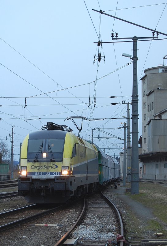 Mit dem Kalkzug 61037 rangierte die
ES 64 U2-081 am 25.03.2009 vor dem Zementwerk
beim Bahnhof Kirchdorf/Kr.