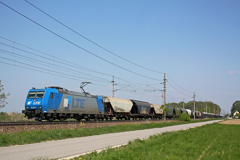 Mit dem LTE-Getreidezug 47192 war am 24. April 2009 die 185 528 unterwegs - der Zug passierte soeben die unweit entfernte Haltestelle Oftering an der Westbahn.