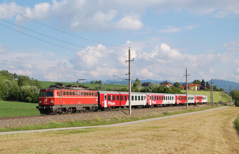 Mit dem R 3974 war die Altlack 1142 567
am 27.05.2009 bei Wartberg/Kr. zu sehen.