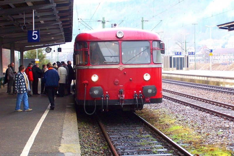 Mit dem Schienenbus ins Gebirge - von T�bingen aus �ber die Schwarzwaldbahn im Kreis herum nach Horb - und die Sonne schien in Str�men - aber unser Kn�terich brummte brav durchs beschauliche Land. Es war am 9.Januar 2005.