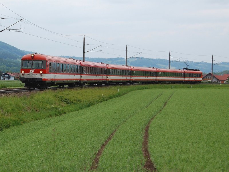 Mit dem Steuerwagen 6010 009 voraus war am 22.05.2008
der namenlose IC601 bei Micheldorf unterwegs.