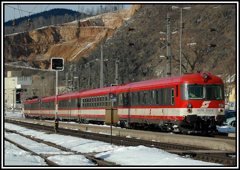 Mit dem Steuerwagen 6010 010 voraus durchf�hrt IC 517  Karl B�hm  von Salzburg kommend den Bahnhof Peggau-Deutschfeistritz (7.3.2006)