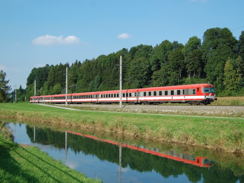 Mit dem Steuerwagen 6010 022 voraus ist
am 27.08.2008 der IC 601 in Wartberg/Krems
durchgefahren.