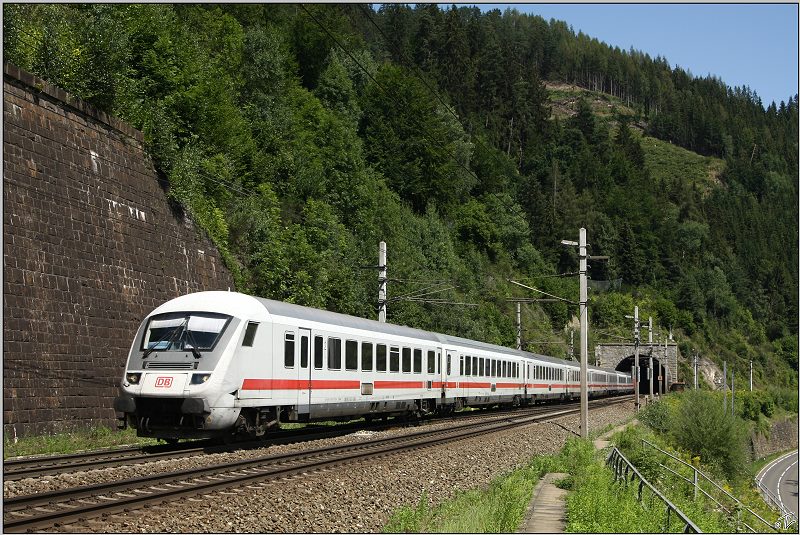 Mit dem Steuerwagen voran kommt der EC 316, geschoben von 101 048 aus dem Galgenbergtunnel nahe St.Michael.
Die Fahrt geht von Graz nach Saarbrcken.
16.08.2009