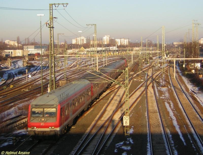 Mit dem Steuerwagen voraus und 110 428 am Zugschlu verlie der RE 15022 nach Koblenz am 29.01.2006 den Bahnhof Frankfurt am Main - Farbwerke.