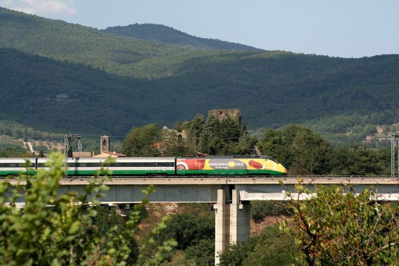 mit dem Tele lassen sich von Posto Blocco Nr.21 auch prima Zge auf der Diretissima aufnehmen. Hier ein ETR500 mit Werbungi