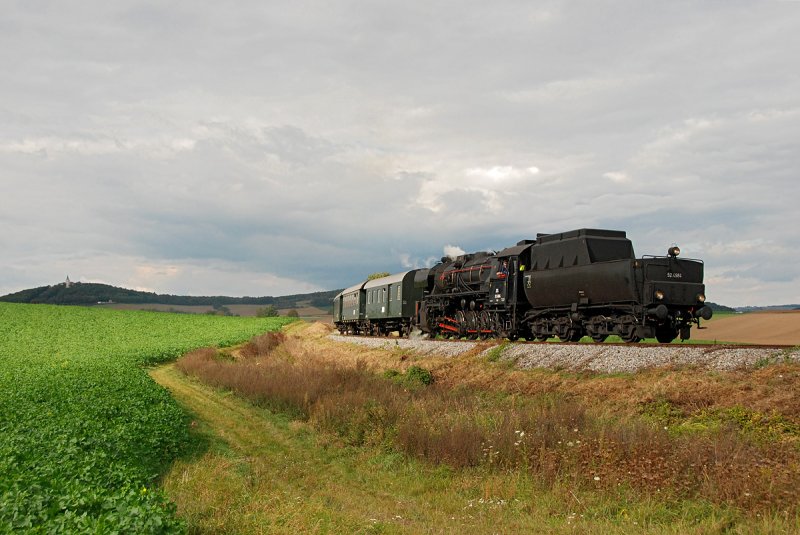 Mit dem Tender voraus geht's am 11.10.2009 zu Mittag wieder zurck mit BR. 52.4964 nach Korneuburg. Die Aufnahme entstand nach Karnabrunn.