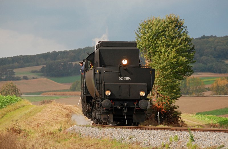 Mit dem Tender voraus geht's am 11.10.2009 zu Mittag wieder zurck mit BR. 52.4964 nach Korneuburg. Diese (Tele)aufnahme entstand kurz nach Karnabrunn.