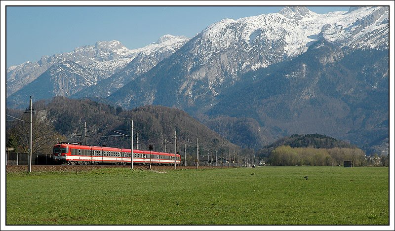 Mit dem Tennengebirge im Hintergrund - 4010.008 als IC 514 von Graz Richtung Salzburg, aufgenommen nchst Kuchl am 6.4.2007. 
