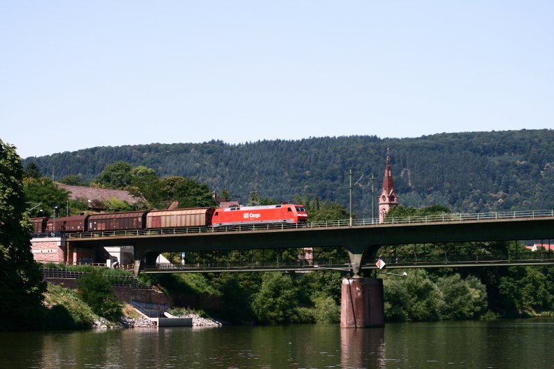 Mit dem umgeleiteten FIR 51589 von Seelze RBF nach Kornwestheim berquert 152 012 am 05.07.08 bei Neckargemnd Altstadt den Neckar.