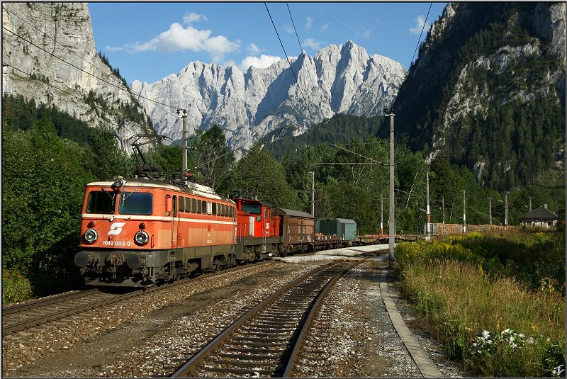 Mit dem Verschubgterzug 63637 fahren die beiden E-Loks 1042 033 und 1063 019 von Hieflau nach Selzthal.
Gesuseeingang 24.08.2009