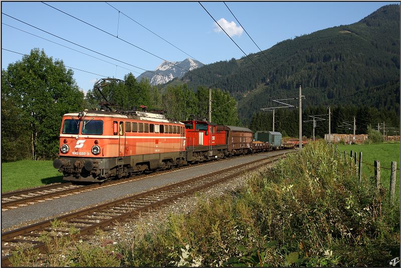 Mit dem Verschubgterzug 63637 fahren die beiden E-Loks 1042 033 und 1063 019 von Hieflau nach Selzthal. 
Frauenberg 24.08.2009
