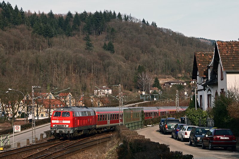 Mit dem verspteten RE 4838 von Heilbronn nach Mannheim eilt die Karlsruher 218 477 am 25. Februar 2009 durch die noch zu diesem Zeitpunkt noch karge Landschaft von Heidelberg. 