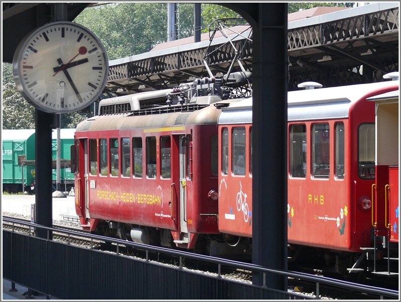 Mit dem Zeigersprung setzt sich die  Hdlerbahn  Richtung Rorschach Hafen in Bewegung. (01.07.2008)