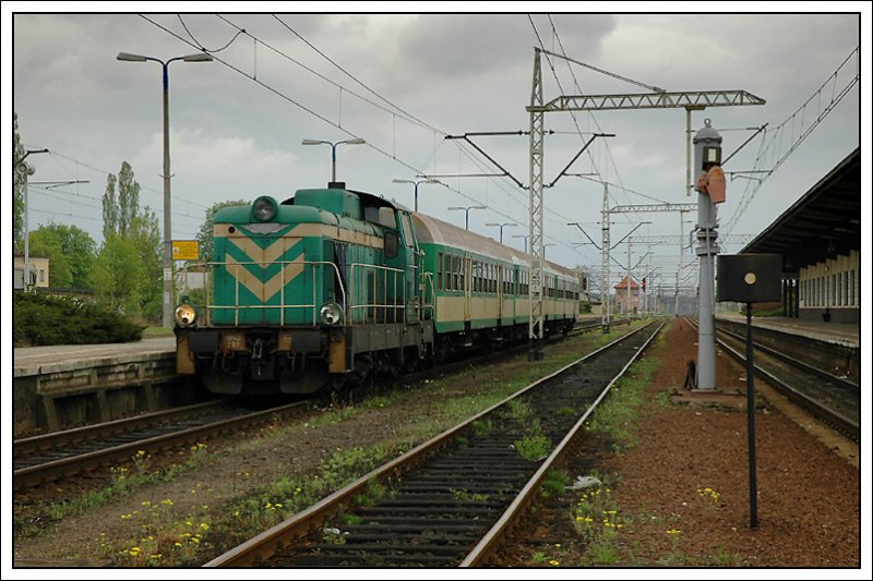 Mit dem Zug 77133 (Konin - Zbaszynek) fuhren wir am 1.5.2008 von Poznan nach Zbaszynek. Am Foto ist die E-Lok schon vom Zug und wurde von SM42-297 bernommen.