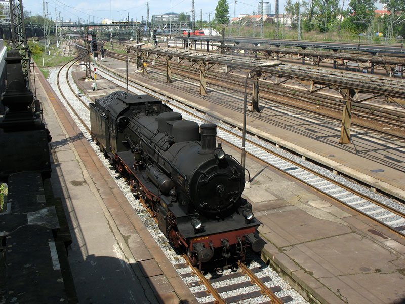 Mit dem  Zug der Erinnerung  kam die in Rumnien aufgearbeitete Dampflok 2455  Posen  (P8, BR 38.10-40), fr drei Tage nach Dresden Hbf.; 30.04.2008
