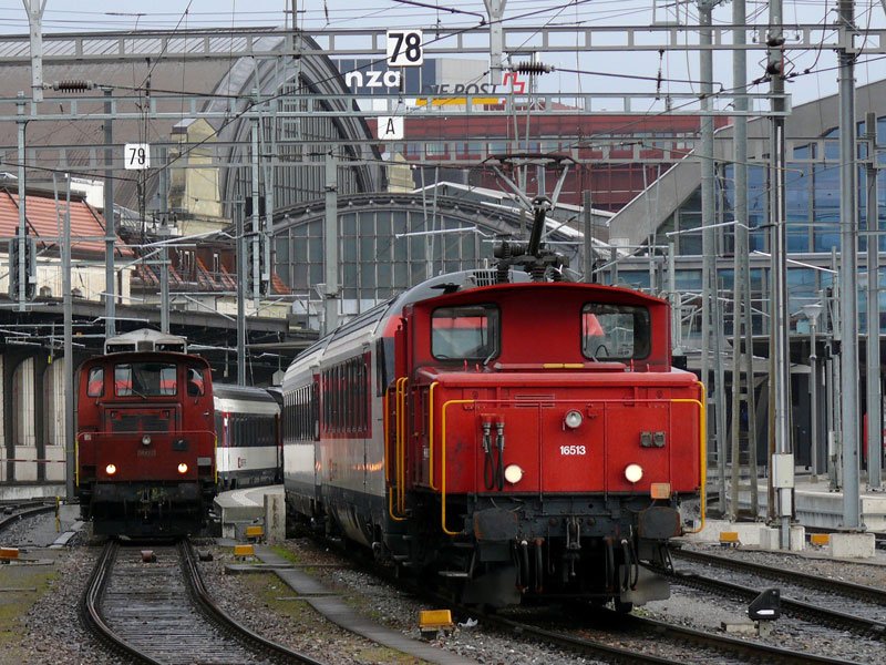 Mit Diesel bzw. mit Strom: die Rangiertraktoren Em 3/3 18822 und Ee 3/3 16513 bei der Arbeit an IC-Steuerwagen in Basel SBB, 25.03.2009
