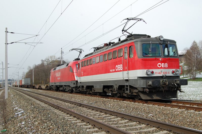 Mit diesem Bild vom 21.03.2007 beginnt eine neue Fotozeit fr mich.Ich habe es mit meiner neuen Nikon D40 gemacht.Zu sehen sind 1142 628 + 182 002 mit Containerzug beim Warten auf dem Ausweichgleis in Wartberg/Kr.