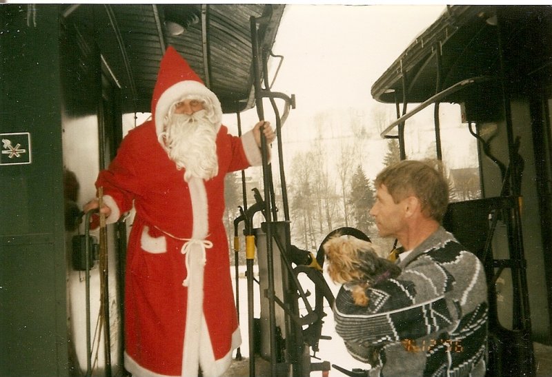Mit diesem Bild mchte ich Allen Fan`s von Bahnbilder ein frohes Fest wnschen !
Die Aufnahme entstand am 07.Dezember 1996 bei der Pressnitztalbahn.
Der Mann mit dem Hund bin ich leider nicht,es ist mein Vater! 