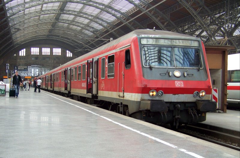 Mit diesem Bild mchte ich kurz mal meine Anreise zum BB.de-Treffen schildern: Es ging zwar schon mit 5 Minuten ab Lbbenau/Spreewald (8:15 Uhr mit RE 92071) los, aber dank der 8 Minuten Pause in Vetschau, wurde Cottbus pnktlich um 8:44 erreicht. Dann der Umstieg in den RE 26176 klappte auch. Pnktlich um 9:02 Uhr ging es am Hbf in Cottbus los. Whrend ich dort noch meinen eigenen Raum hatte fllte sich der Zug ab Falkenberg/Elster dramatisch, sodass sogar einige Leute stehen mussten. Soweit so gut: Bis Leipzig Thekla (ca. 4Km vom Hbf entfernt) gab es dann keine weiteren Zwischenflle, bis eben in Leipzig Thekla. Dort dann stoppte der Zug aufeinmal freinige Minuten. Als dann einige Zeit spter eine Durchsage von der Zugchefin kam, dass sich die Weiterfahrt zum Hbf um nur wenige Minuten verzgert (Grund: eine betriebliche Strung), waren alle NOCH heilfroh, denn konnten sie ihnren Anschlusszug in Leipzig noch erwischen. Doch daraus wurde nix. Nach cirka 15 Minuten setzte sich der Zug zwar in Bewegung, aber er kam nur 30 Meter weit. Dann war wieder Ruhe. Pltzlich die nchste Ansage der Zugchefin:  Da auf unserem Gleis ein kaputter Zug steht und dieser noch abgeschleppt werden muss verzgert sich die Ankunft am Hbf um 20 Minuten . Als dann die 20 Minuten um waren, wurden die ersten Fahrgste schon sehr nervous und rgerlich. Schlielich ging es dann doch noch weiter und wir erreichten Leipzig Hbf (planmig: 11:00 Uhr) um zirka 11:45 Uhr. Mein Fazit: Obwohl die Versptung sehr rgerlich war und die damit verpassten Anschlusszge, kann sowas immer mal passieren, dass eine Lok nicht mehr will. Und wenn man dann nur ein Gleis zur Verfgung dann ist das sehr rgerlich, aber leider Unvorhersehbar! LEIDER