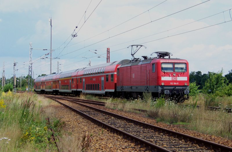 Mit diesem Bild mchte ich meine kleine Bilderreihe:  Umleiterverkehr des RE2 ber Calau  beenden. Dieses zeigt nochmal 112 104-5 mit seinem RE2 nach Cottbus. Hier gerade zwischen Lbbenau/Spreewald und Calau/Niederlausitz. 19.07.2009