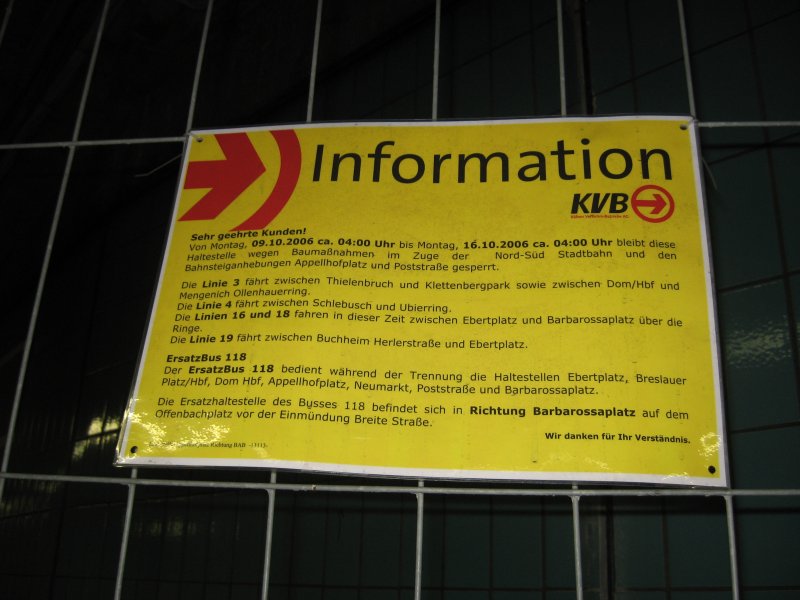 Mit diesem Schild wurden die Fahrgste darber informiert wie welche Linien, whrend der Sperrung des Innenstadttunnels, umgeleitet wurden. Aufnahme vom 28. November 2006