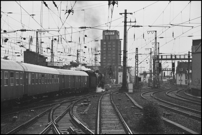 Mit diesen drei Aufnahme verabschiede ich mich fr zwei Wochen in den Urlaub. 43 360 dampft mit einem Sonderzug aus dem Klner Hauptbahnhof. (27.05.07)