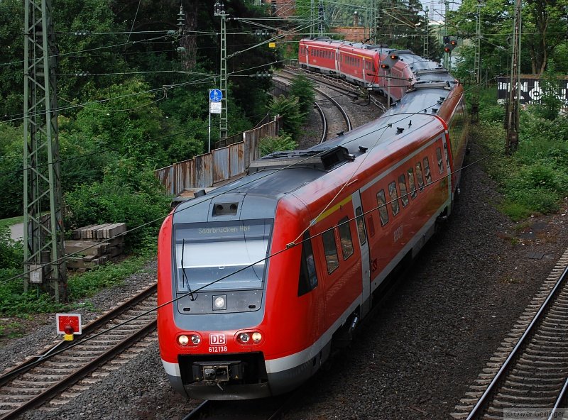 Mit drei Garnituren 612, allen voran 612 138, ist RE 3314 eine imposante Erscheinung. Hier am 05 Juni 2009 kurz nach �berquerung der Mainzer S�dbr�cke.