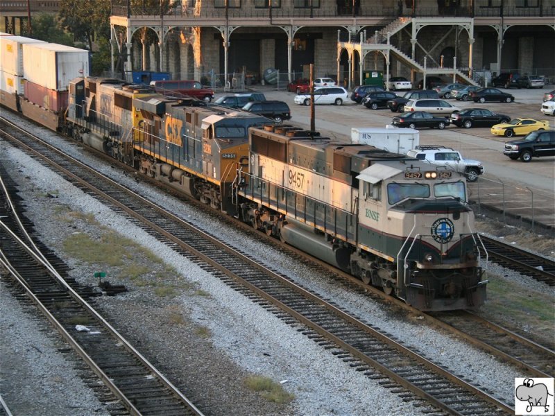 Mit drei Loks fhrt ein Container Ganzzug am 25. September 2008 in den Bahnhof von Nashville, Tennessee ein. Als Zuglok kam Burlington Northern and Santa Fe Lok # 9457 eine SD 70 MAC zum Einsatz. Dahinter hngt CSX Lok # 5236 und CSX Lok # 8756.
