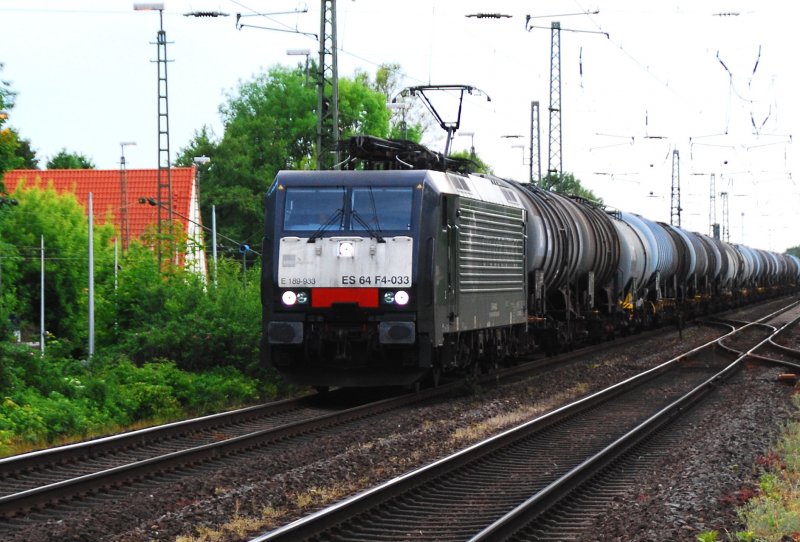 Mit dsterem Blick nhert sich die Dispolok E 189-933 als Lok Nr. ES 64 F4-028 CTL Logistics am 19.05.09 bei der Abfahrt von der Avenwedder Brcke. Im Schlepp einen fast endlosen Zug Kesselwagen. 